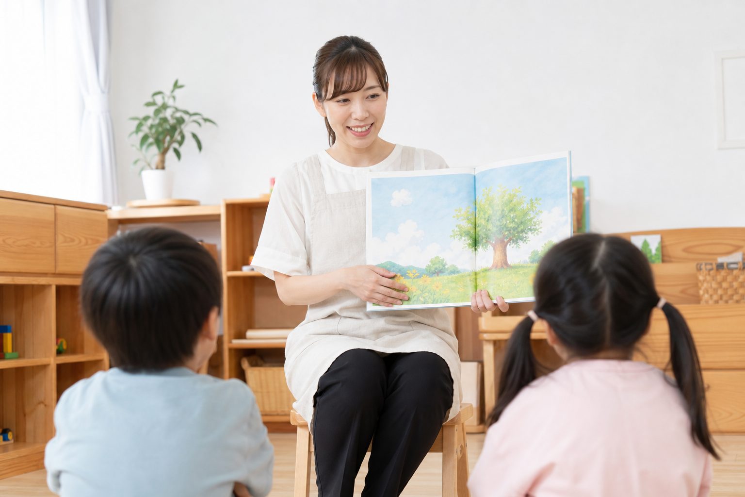 絵本の読み聞かせをする先生